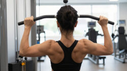 Cara Melakukan Face Pulls untuk Memperbaiki Postur dan Kesehatan Bahu