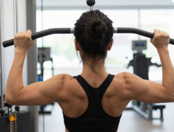 Cara Melakukan Face Pulls untuk Memperbaiki Postur dan Kesehatan Bahu